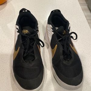Nike Boys Team Hustle D basketball shoes
